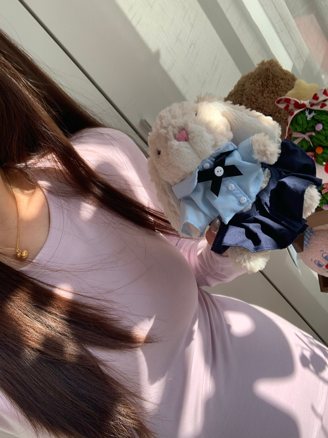 内茵新款秋衣秋裤上身参考🐰🫶💜我这个页面选项里是雾粉色！实际我觉得偏紫调158.5cm123斤胸围88试穿L码参考大家领劵下单有运费险 还有其他颜色可以选这个颜色蛮好看的 上身很舒服 圆领款穿其他衣服