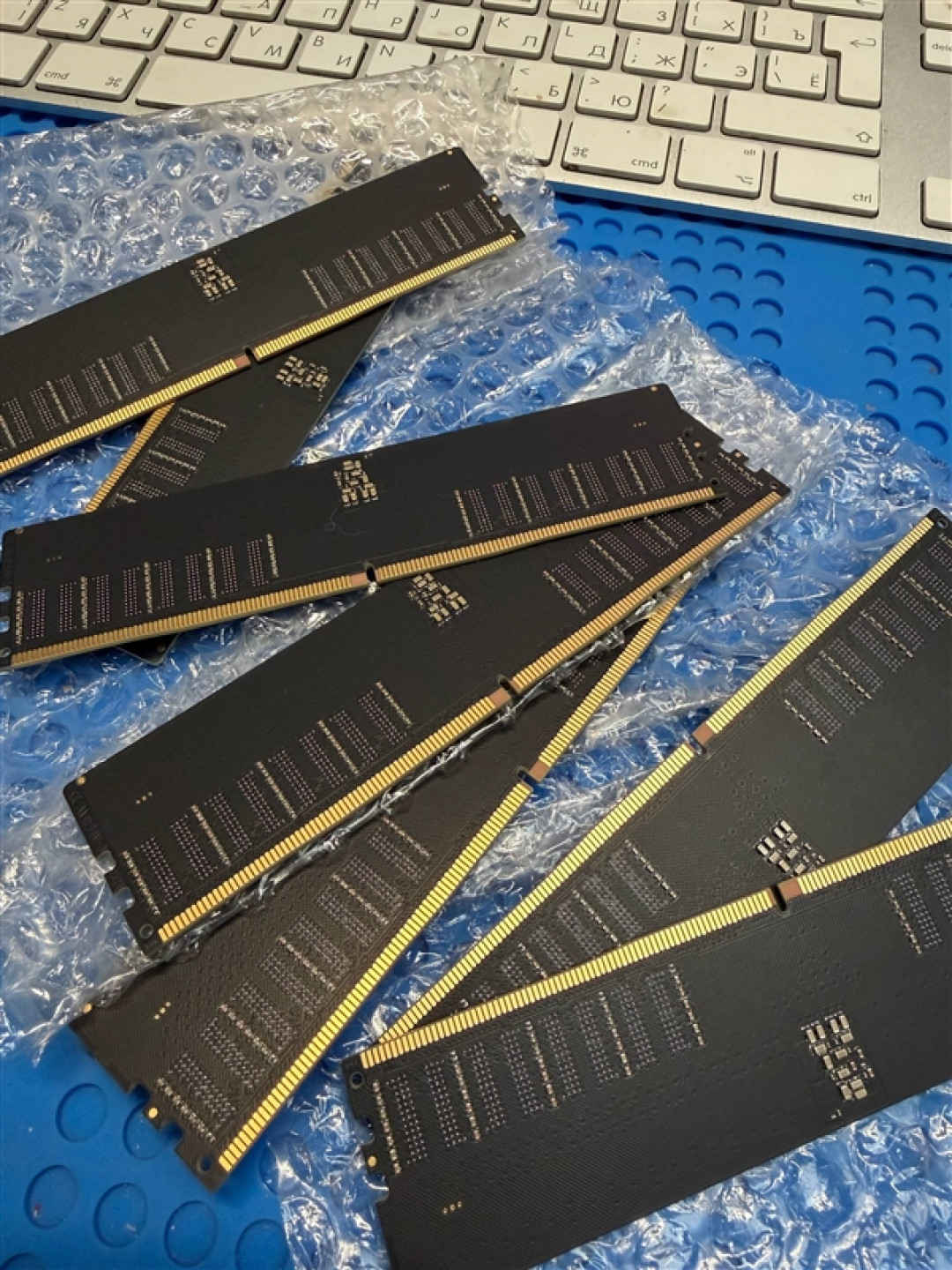 俄罗斯大神省钱绝技:用笔记本拆机芯片自制32GB DDR5台式机内存 只花了1/3的钱