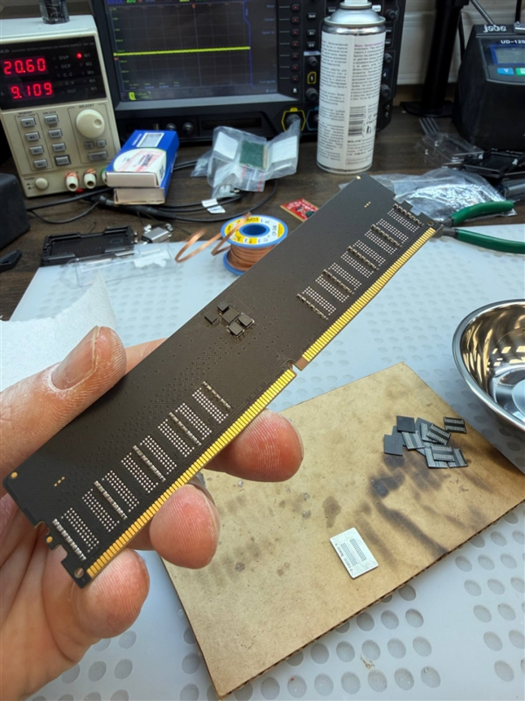 俄罗斯大神省钱绝技:用笔记本拆机芯片自制32GB DDR5台式机内存 只花了1/3的钱