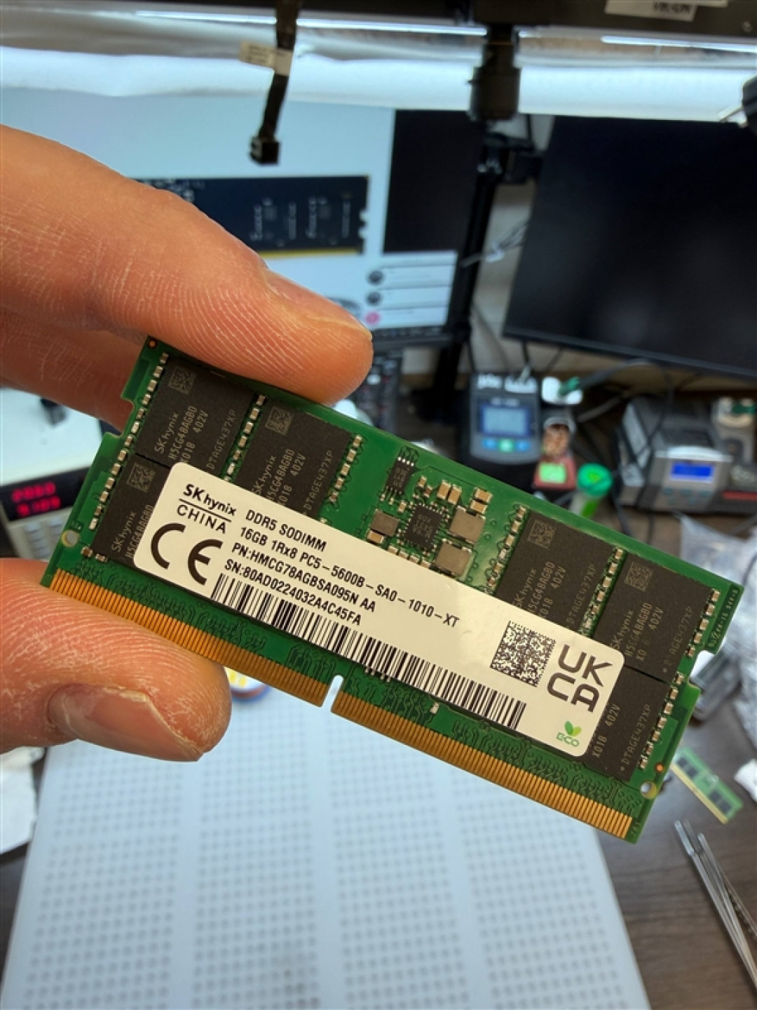 俄罗斯大神省钱绝技:用笔记本拆机芯片自制32GB DDR5台式机内存 只花了1/3的钱