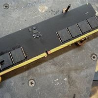 俄罗斯大神省钱绝技：用笔记本拆机芯片自制32GB DDR5台式机内存 只花了1/3的钱