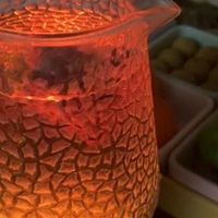 深夜暖灯与茶的温柔时光