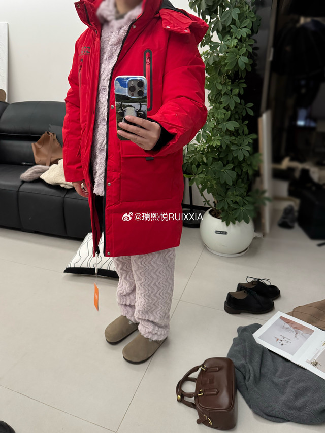 如此丑陋的买家秀，驴爸让我等明天哥哥醒了拍，不然给品牌方徒增烦恼虽然但是，我也觉得自己拍很丑啦，忍不住发发请看衣服！别看我的可怕构图驴爸：会掉粉，别发家人们，126块钱，雪中飞充绒184g的儿童羽绒服