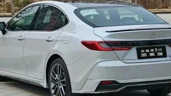 大众终于＂软＂了！新迈腾暴降2.5万，2.0T爆220马力油耗6.6L，还买啥凯美瑞？