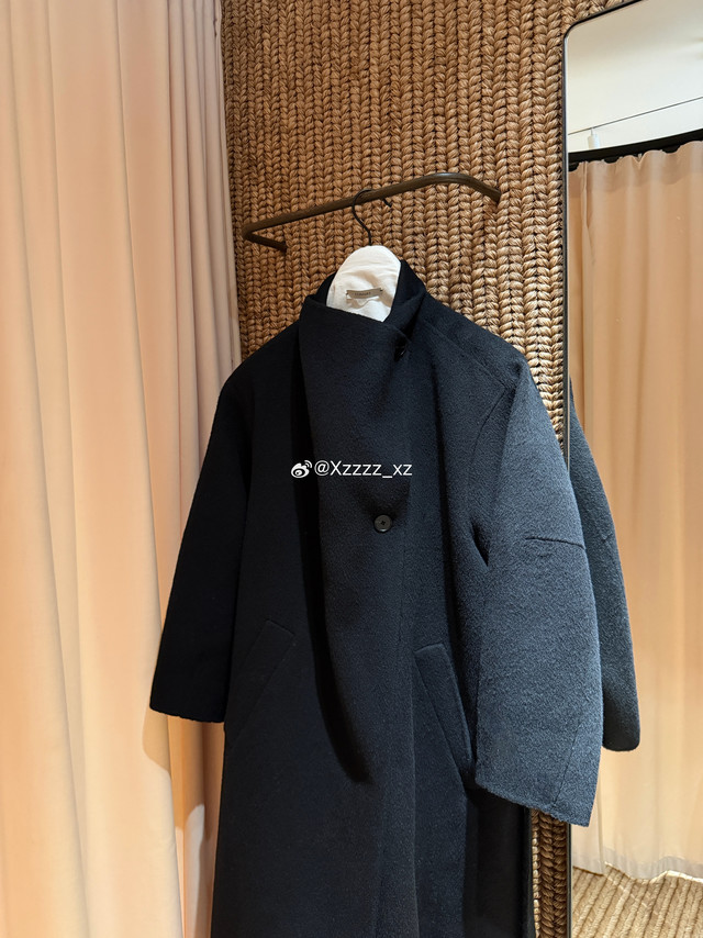 结合了max mara的一件秀款 和之前出的大衣风格有点不同 这件更大女主更气质！
880g的双面全羊毛 毛感微长 很保暖～整体版型比较松弛 连肩袖的设计 袖肥的量也很足 里面穿宽松毛衣也可以 袖口有