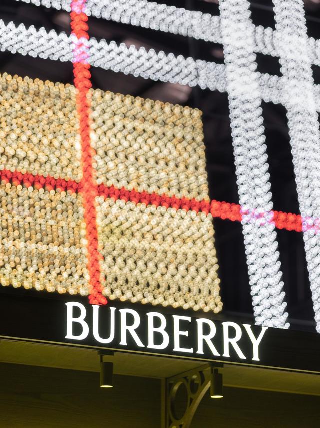 #Burberry英式慢游##新城事#提到「英式慢游」，Burberry 给出的答案从来不只是衣服本身。从伦敦街头的风衣叙事，到上海落地的线下体验，这种“慢下来走路”的穿衣哲学终于有了具体场景。最符合