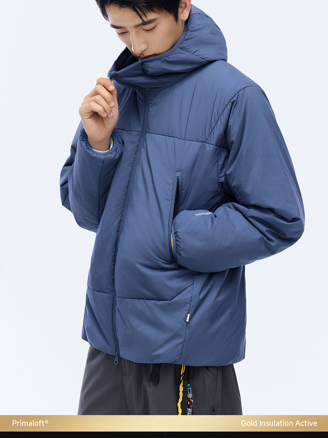 𝐑𝐄𝐒𝐓𝐈𝐂𝐊 | 𝟐𝟔𝐒𝐒 春夏上新【金标P棉「星云」轻量棉服】今年的冬天好像真不太冷，尤其是通勤上班不怎么在户外的情况。穿厚了，挤地铁、进办公室立刻闷出汗，工作又怕臃肿；但早晚温差大，穿薄了也顶不