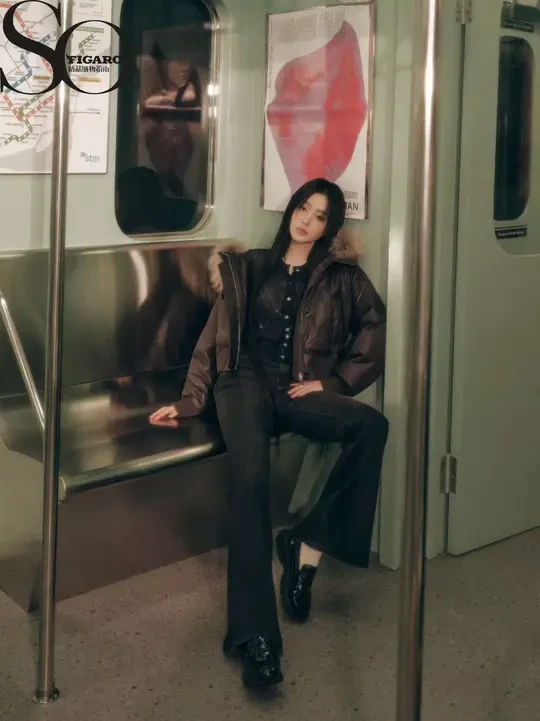 #PEACEBIRD星衣橱
明星同款 | 张天爱的摩登风情
光影流转，邂逅都市诗意，演员@张天爱 身着太平鸟悦寒羽绒，演绎《SoFigaro》杂志大片。摩登轮廓交织柔和暖光，铺叙冬日浪漫氛围，映现冷艳