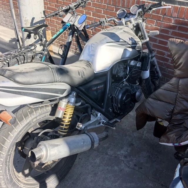 实地看看本田CB400，纠结一下是不是要拿下呢？先看一眼再说，要理性和感性的斗争一下。