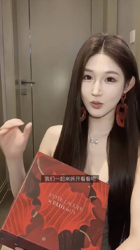 好酷的七夕 礼物和我都是焦点，收到朋友送的七夕礼物啦，谁懂看到雅诗兰黛和RUIbuilt联名的爽感，她真的很懂女生想要的风格，里面是我常用的雅诗兰黛小棕瓶精华和眼霜，抗老必备的王牌CP，送礼界的“硬通