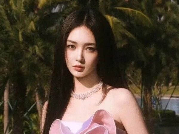 从甜妹到清冷女神，靳梦佳跨年晚会造型让人眼前一亮！