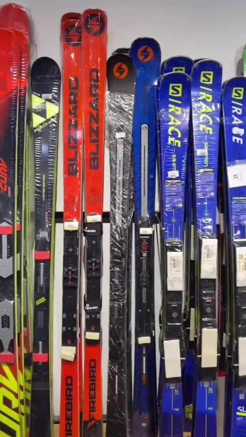 #微博兴趣创作计划##全民运动flag大会##微博冰雪季##微博超有用视频大赛#  滑雪板装备干货｜国内热门品牌（阿托米克、暴风雪等）特点解析，卡宾板灵活、自由式板稳、野雪板浮力强，选板避坑指南在此～