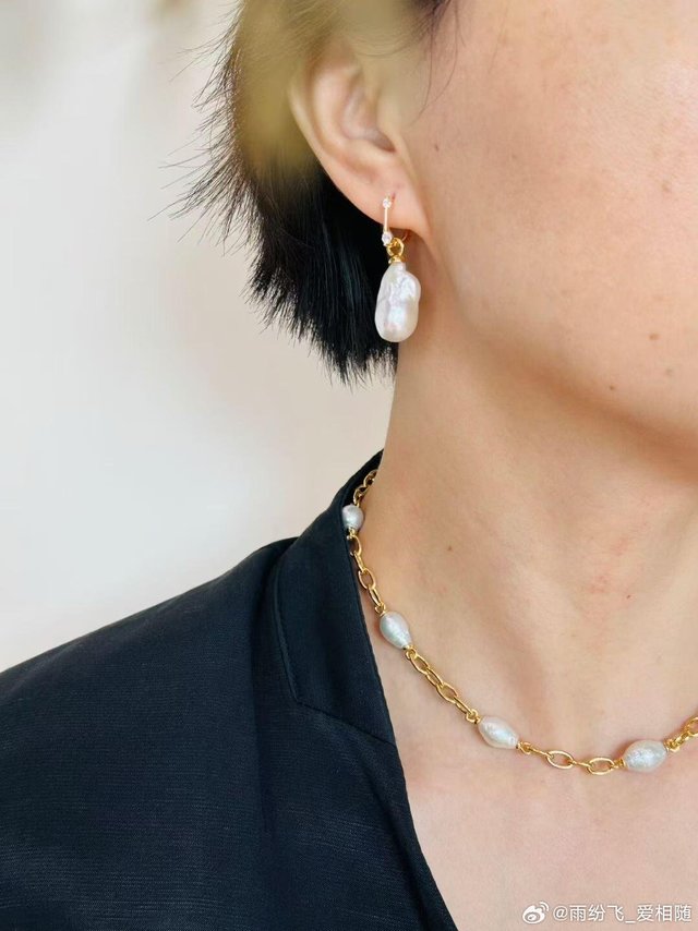 #这配饰有点人设在身上##时尚配饰# 秋风渐起，西装正当时，而能为利落剪裁注入优雅灵魂的，莫过于一条质感珍珠项链。 偏爱巴洛克珍珠项链 的天然肌理，每一颗珍珠都是独一无二的温柔注脚，完美呼应“无珍珠不