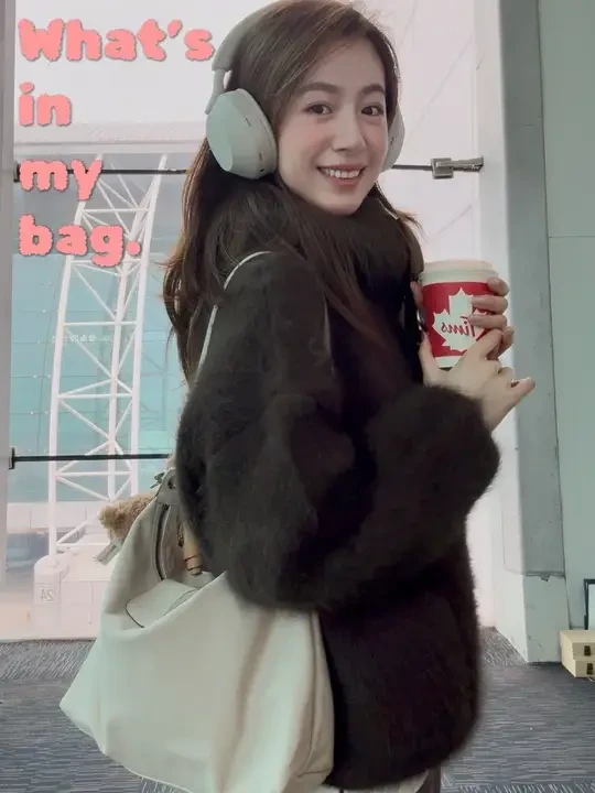 What's in my bag👜✈分享我的心头好们！
带着我那兼顾时髦与实用的理想搭档
珑骧hobo袋
来给大家速速翻一个包！
随机抽查短途旅行带了啥！
#珑骧 #Longchamp #Longch