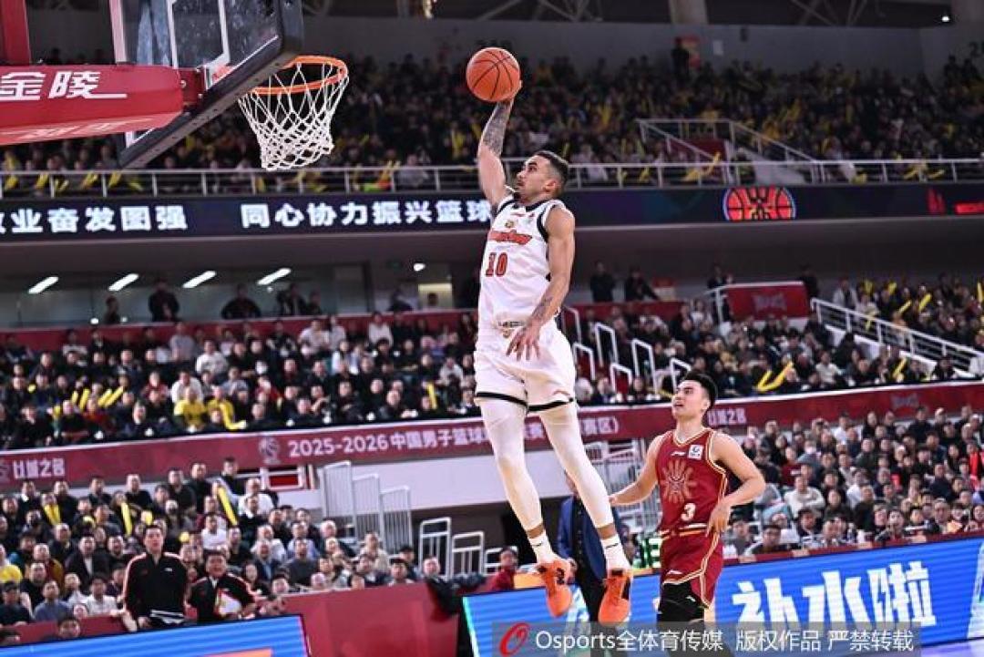 辽粤大战一边倒，广东三外援合砍71分，辽宁主场30分惨败
