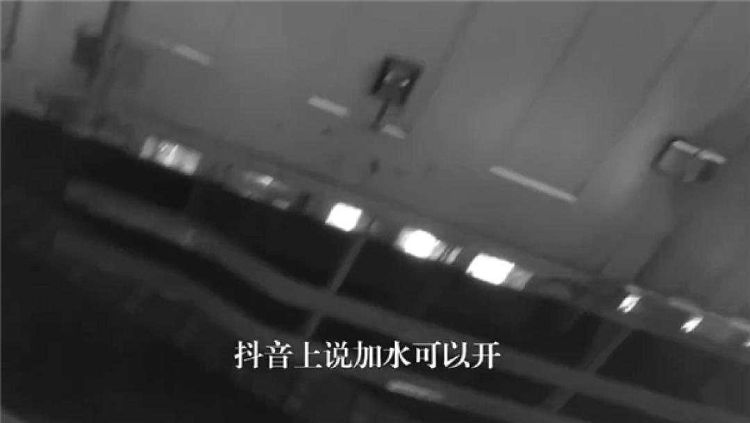 车没油抛锚司机往油箱添水:抖音上说的 加水能多开一小时