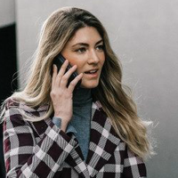 50岁左右的女人，不要只背双肩包、斜挎包，换成另外3种更高级