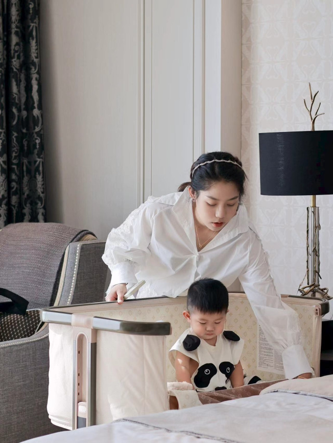 逸乐途婴儿床
