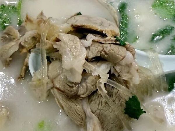 小寒至，最暖不过一碗汤！这家店的羊肉汤，汤浓肉烂，一口入魂