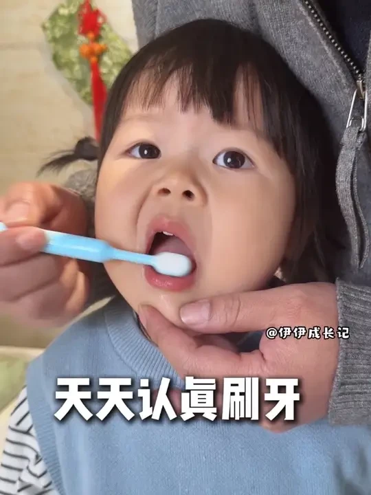 不会吐水的娃，不爱刷牙的娃，一定要试试含钙的奥拉氟牙膏！ #宝宝乳牙#刷牙#保护乳牙#宝宝牙膏#宝宝刷牙