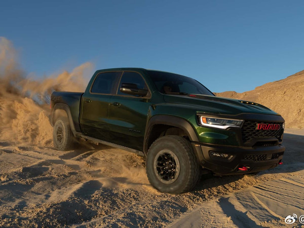 在换了老大之后，“内个公羊”终于回来了！TRX回归的同时，高性能SRT部门也一起重生了。不用太多句子，6.2升V8机械增压、789马力，921牛米，前13英寸后14英寸悬挂行程，0-96公里/时官方3