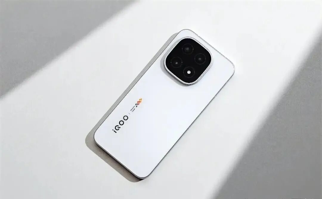 iQOO 15 降至新低:2K直屏加百倍变焦真香吗