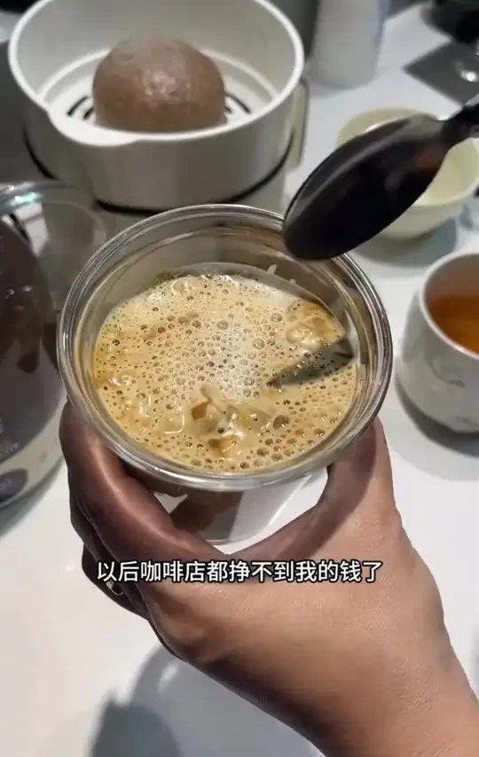 家用无线电动打蛋器，轻松打出细腻奶泡！
#厨房小工具 #绵密奶泡 #咖啡搅拌棒 #电动打蛋器 #无线打蛋器