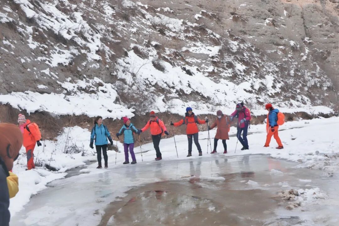 八龙峡冬季徒步:冰瀑奇观与攀冰体验指南