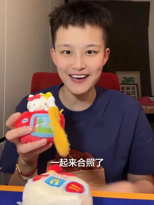 快看！我的hello Kitty会发光会说话！！每一个小家电盲盒都让我心动#小马克潮玩 #hellokitty小家电盲盒 #盲盒开箱