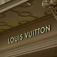 LV包包还值得买吗？全网观点大PK，保值神话还是消费陷阱？