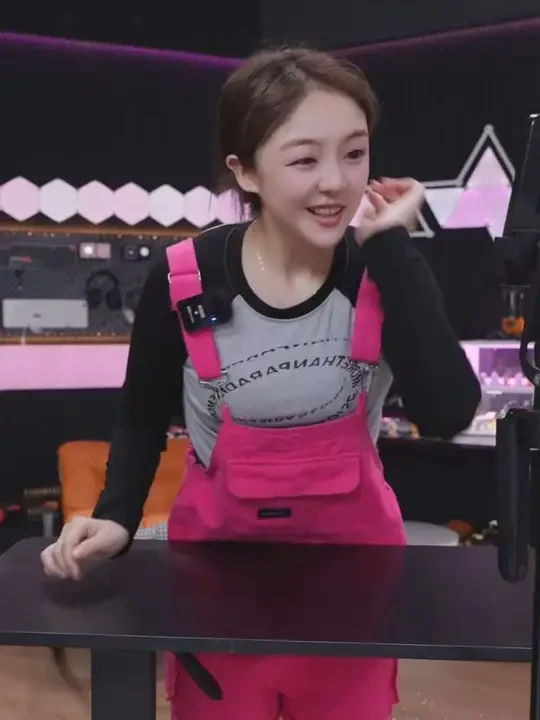 震震推荐冬日必备鹅绒卫衣来了，真的就是暖和，好看，帅气#震震有词 #震震有词名场面 #羽绒服 #卫衣 #鹅绒卫衣