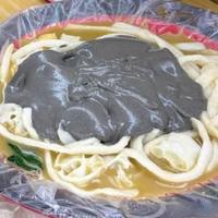 水泥麻辣烫走红网络,是黑芝麻酱的浓香创新还是黑暗料理噱头?