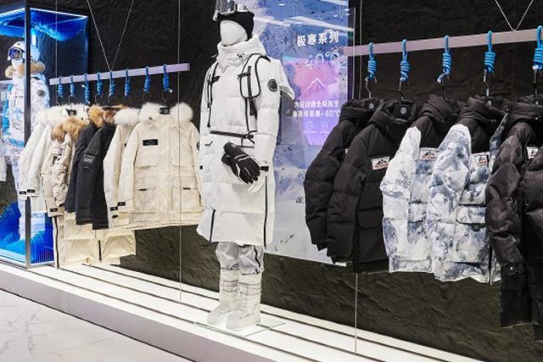 羽绒服混战2025：国货冲刺三千元，消费者却在抢超市货