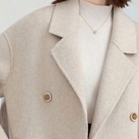 寒潮对决：我选红豆羊毛大衣，保暖与质感兼得