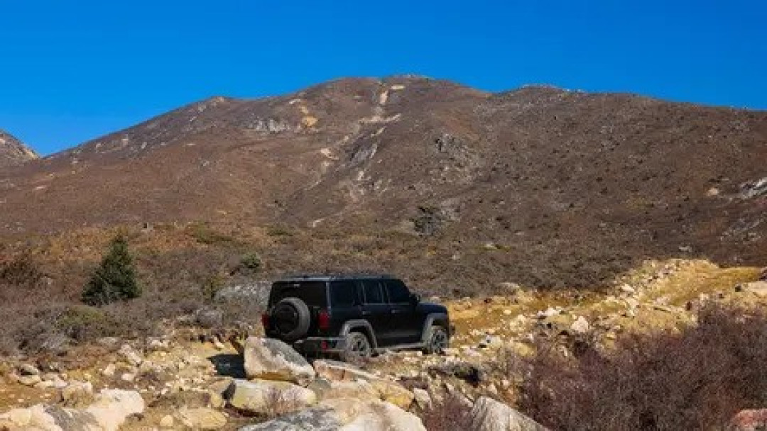优化转弯路径与半径控制:复杂地形下的越野驾驶综合策略