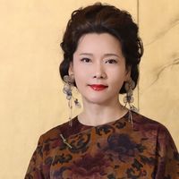 何赛飞老年状态：头发烫卷、衣服穿花，美得高级，62岁没有大妈感
