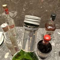 行政酒廊惊现20年老酒，揭秘酒水保质期真相