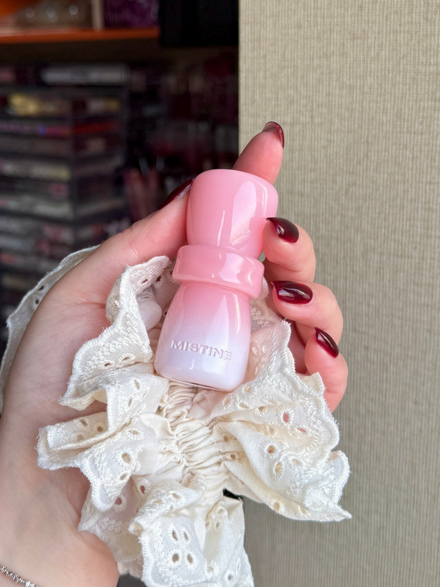 2026年 口红试色栏目Day2🫶🏻：⋅˚₊‧ 🍧 ⊹ 𐙚 🎀‧₊˚ ⋅韩系淡颜美女天菜唇釉-mistine花房持色唇釉持久力太绝了 拔出来即成膜！不需要等待时间 上嘴非常的透亮色号：G03 樱花璃粉