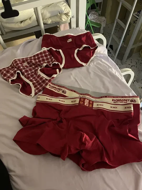 女大给男友和自己买的本命年内裤
