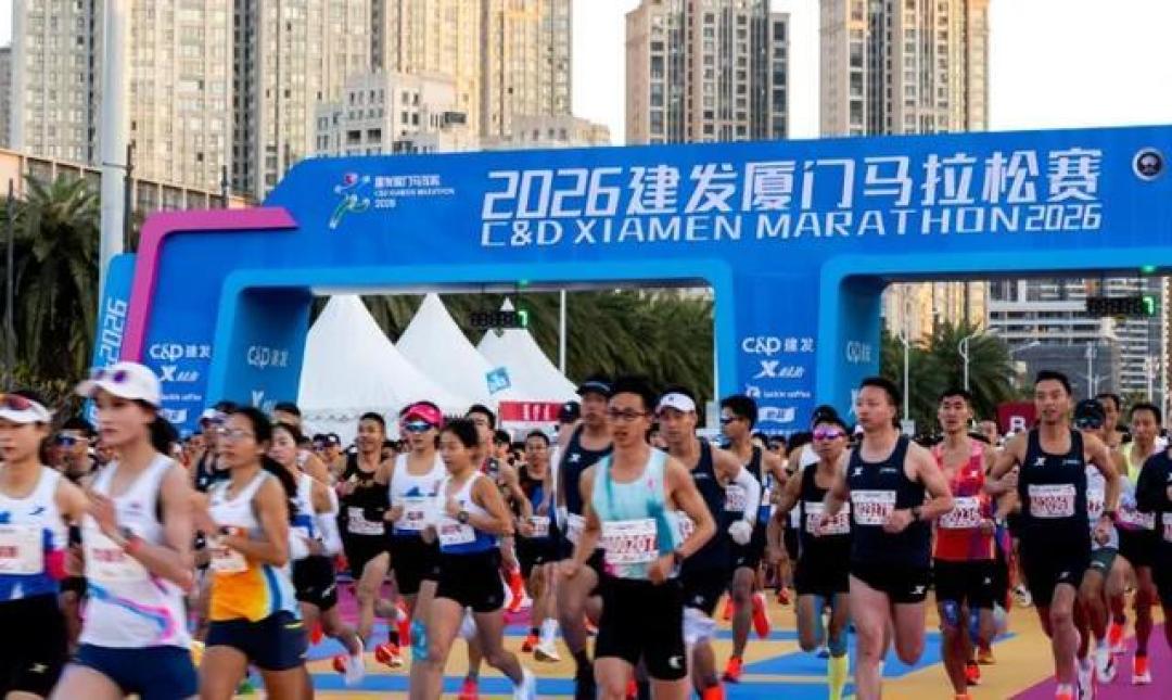 差35秒破三！厦马选手爬行冲线引争议：是坚持还是表演？