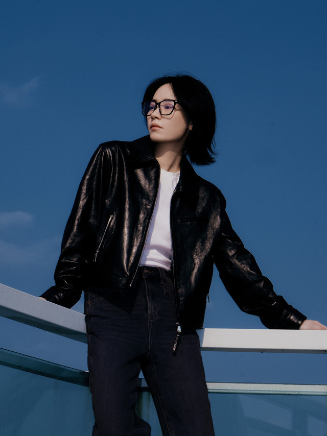 #PEACEBIRD星衣橱#刘雅瑟 × 锋姿皮衣 | 影后绽光蓝天为幕，金像影后@刘雅瑟 以气场全开之姿交织恣意与酷飒，塑就深邃型格步履不停，一路绽光前行同款黑金皮衣货号➡️A1BDF4143J9#刘