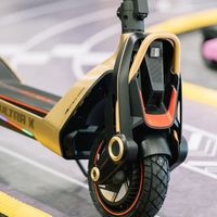 NAVEE智能出行CES2026推出跟着运动员跑的电动高尔夫推车