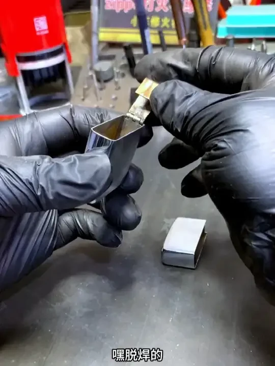 铰链脱焊，高温锡焊就可以了   每天上午十一点半开播，维修进粉丝群咨询管理#Zippo #打火机 #Zippo维修