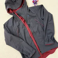 攀山鼠冲锋衣值高价吗？设计感与功能性引热议，1023+用户观点大PK