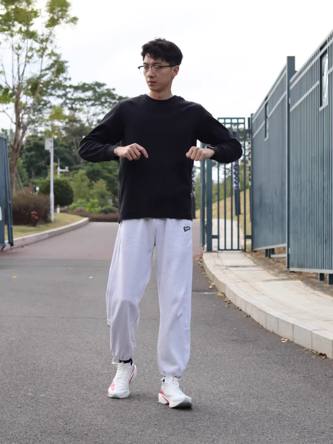 安踏跑鞋