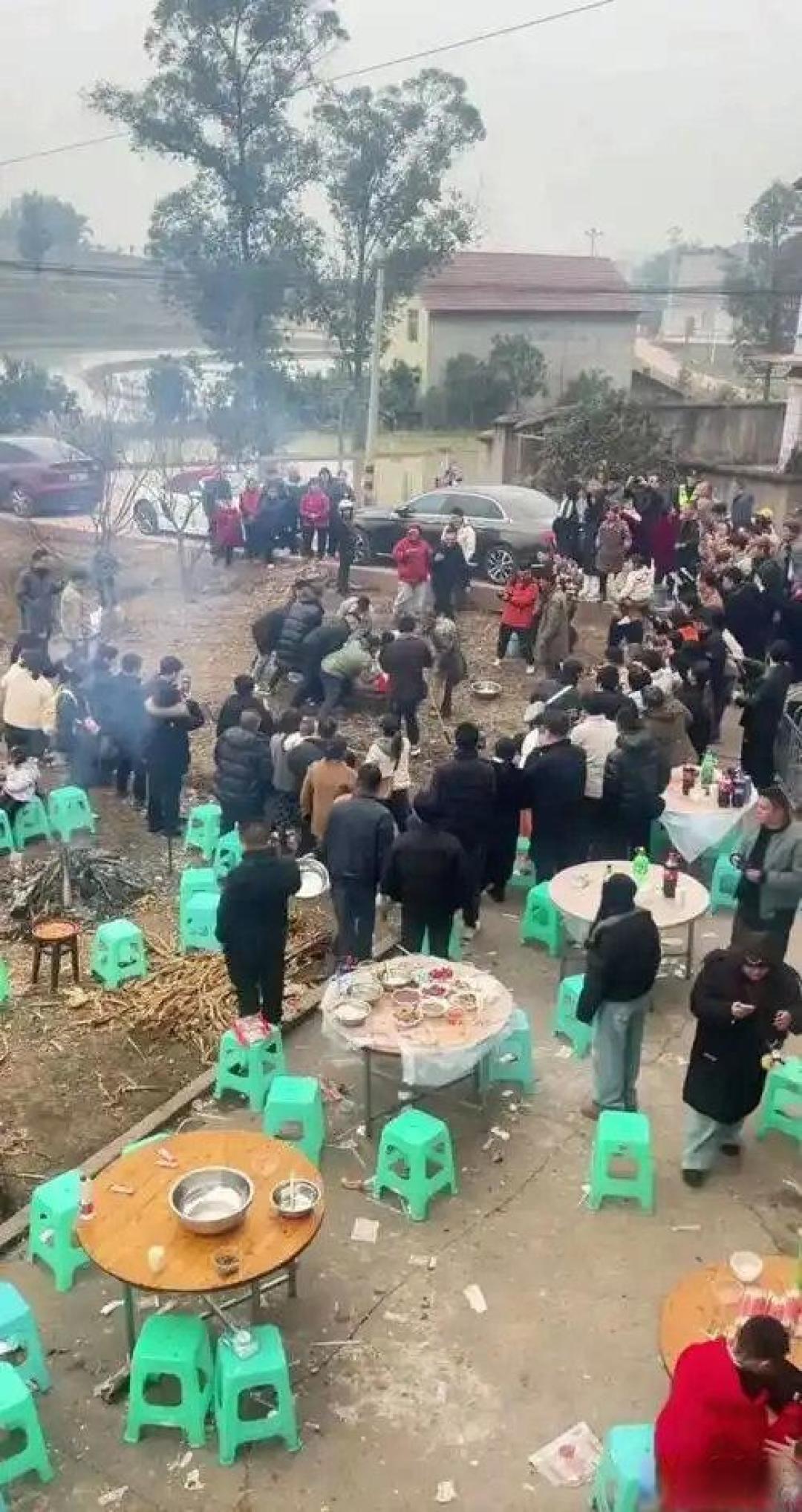 从一句求助到万人奔赴,一场“按猪宴”如何慰藉数字乡愁