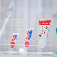 高露洁“填牙缝”牙膏被指AI换脸造假，牙医揭露过度宣传真相