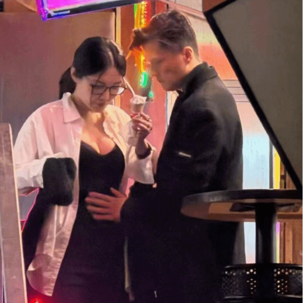 大嫂要当妈了？港媒曝徐冬冬疑似怀孕，尹子维摸肚护妻！