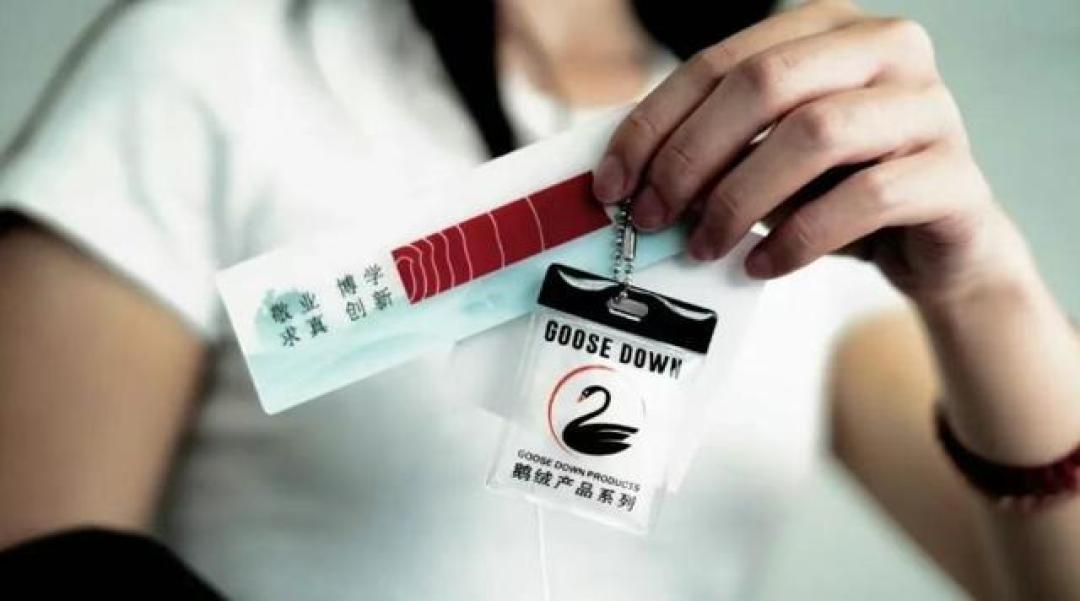“书记严选”、情怀拉满，高校羽绒服为何上线即售罄？