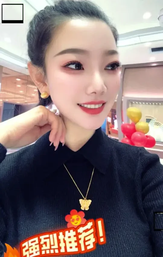 谁懂啊！金镶钻真的美到心巴上💘
从蝶舞吊坠到时光之轮项链
丝绒金工艺、经典造型、美好寓意
现货齐全，款式多多！
每一款，都是时光里的闪耀珍藏
📍 到店品鉴，解锁你的专属精致#万达六福珠宝